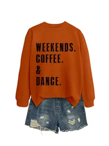Πορτοκαλί φούτερ με στάμπα Weekends Coffee & Dance και τζιν σορτσάκι