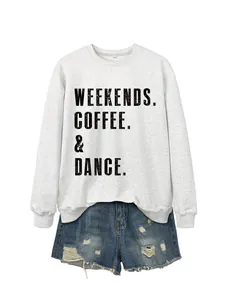 Κοντινό πλάνο του γκρι φούτερ WEEKENDS COFFEE DANCE με τζιν σορτς και σκισίματα