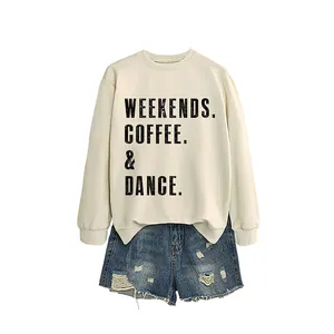 Casual μπεζ φούτερ με στάμπα 'WEEKENDS COFFEE DANCE' και τζιν σορτς με σκισίματα