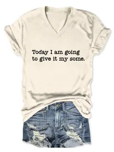 Detailansicht eines cremefarbenen V-Ausschnitt-T-Shirts mit Slogan und Jeans-Shorts