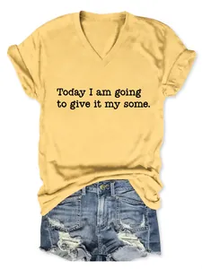 Gelbes V-Ausschnitt-T-Shirt mit 'Today I am going to give it my some.' Aufdruck.