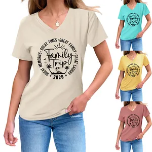 Selección de cuatro colores de camisetas para mujer con cuello en V Family Trip 2026