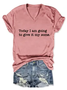 Detailansicht eines Damen-V-Ausschnitt-T-Shirts in Altrosa mit schwarzem Spruch.