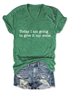 Detailansicht grünes Damen V-Ausschnitt T-Shirt mit weißem Spruch und Jeans-Shorts Styling