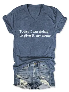 Detailansicht V-Ausschnitt T-Shirt mit 'Today I am going to give it my some' Druck