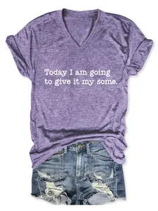 Lila V-Ausschnitt T-Shirt mit weißem Textaufdruck und zerrissenen Jeansshorts im Detail