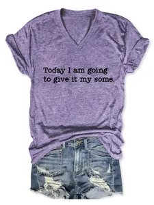 Lila T-Shirt mit V-Ausschnitt und Slogan, kombiniert mit destroyed Denim-Shorts