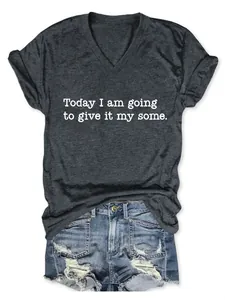 Detailansicht eines dunkelgrauen V-Ausschnitt T-Shirts mit motivierendem Spruch-Print