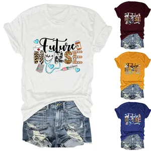 Vue détaillée du t-shirt 'Future Nurse' avec imprimé médical et plusieurs options de couleurs.