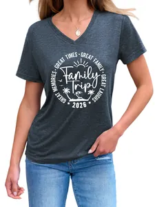 Detalle de camiseta gris oscuro con cuello en V y estampado blanco Family Trip 2026
