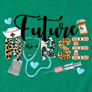 Détail de l'imprimé 'Future Nurse' avec icônes médicales sur tissu de t-shirt vert