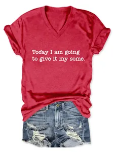 Detail des roten Damen V-Ausschnitt T-Shirts mit weißem Today-Textaufdruck