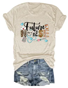 Détail de l'imprimé graphique Future Nurse sur un t-shirt beige à manches courtes pour femmes