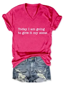 Nahaufnahme eines pinkfarbenen T-Shirts mit V-Ausschnitt, weißem Aufdruck und Jeans