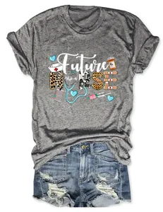 Vue détaillée du t-shirt gris Future Nurse pour femmes avec motif graphique médical