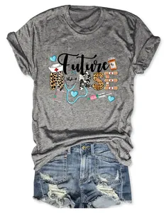 Détail du motif Future Nurse avec icônes médicales sur ce t-shirt décontracté gris