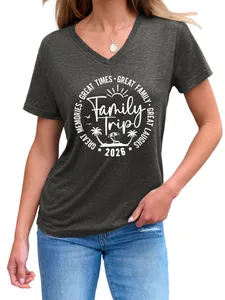 Camiseta de mujer con cuello en V gris marengo y gráfico Family Trip 2026