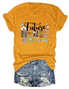 Gros plan sur le motif léopard Future Nurse d'un t-shirt jaune en coton à manches courtes