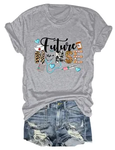 Vue détaillée du t-shirt gris Future Nurse avec graphismes médicaux et léopard