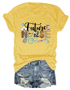Vue détaillée de l'imprimé Future Nurse sur t-shirt en coton jaune