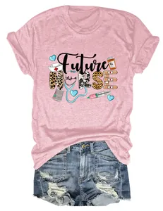 T-shirt rose Future Nurse décontracté avec un short en jean bleu délavé effet usé