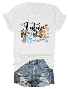 Détail de l'imprimé Future Nurse sur un t-shirt blanc avec un short en jean.