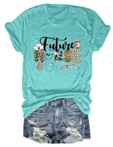 Vue détaillée de l'imprimé graphique Future Nurse sur un t-shirt décontracté turquoise