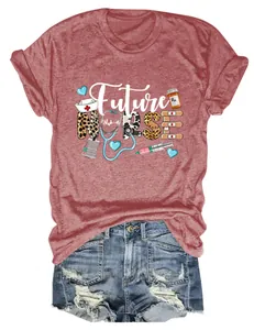 Vue détaillée du t-shirt rouge Future Nurse avec motifs médicaux et short en jean.