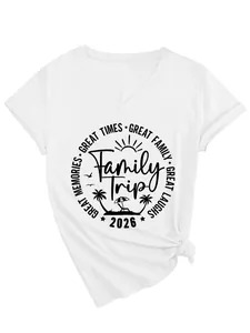 Detalle del estampado de playa Family Trip 2026 en una camiseta blanca de mujer con cuello en V