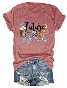 Vue détaillée de l'imprimé graphique Future Nurse sur un t-shirt décontracté rouge et ample