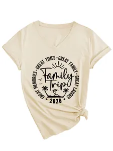 Camiseta beige con cuello en V Family Trip 2026 con gráfico de palmera tropical