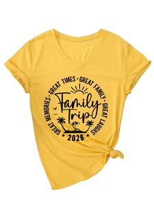 Primer plano del estampado gráfico detallado Family Trip 2026 en camiseta amarilla cuello V