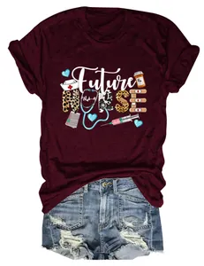 Gros plan du graphique Future Nurse avec icônes médicales sur un t-shirt bordeaux