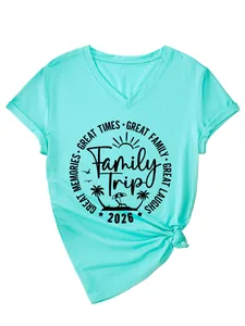 Camiseta verde menta con cuello en V y detalle de estampado de playa Family Trip 2026