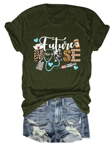 Vue détaillée du t-shirt vert olive Future Nurse avec des motifs graphiques médicaux