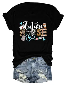 Détail de l'imprimé graphique Future Nurse sur t-shirt noir avec un short en jean