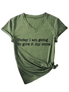 Detailansicht eines Damen-T-Shirts mit V-Ausschnitt und dem Aufdruck 'Today I am going to give it'