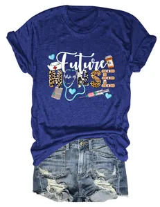 Vue détaillée de l'imprimé graphique 'Future Nurse' sur t-shirt bleu marine