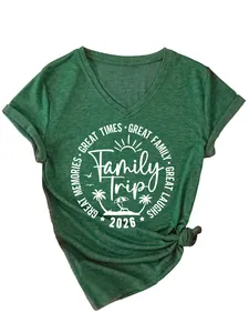 Primer plano de una camiseta verde con cuello en V y estampado Family Trip 2026 con palma