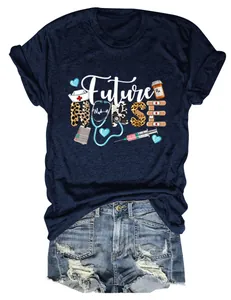 Vue détaillée en gros plan de l'imprimé Future Nurse sur un t-shirt bleu marine