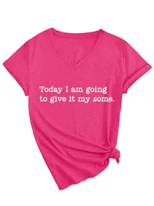 Detailansicht eines rosa Damen-V-Ausschnitt-T-Shirts mit weißem motivierendem Zitatdruck