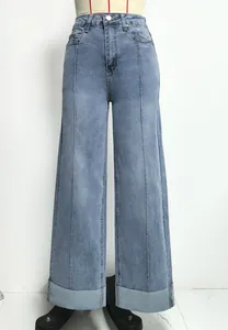 Détail d'un jean large à taille haute avec revers et coutures centrales