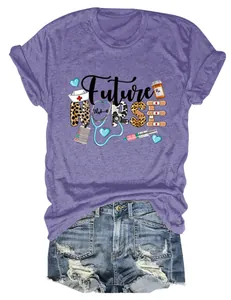 Détail du t-shirt violet Future Nurse avec icônes médicales et motifs léopard et vache