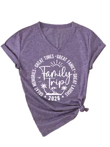 Detalle del estampado Family Trip 2026 en camiseta morada de cuello de pico y corte holgado