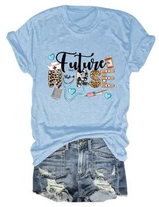 Détail du t-shirt bleu clair Future Nurse avec short en jean, style décontracté ample.