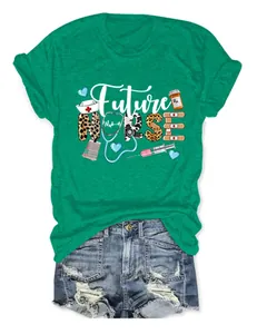 Détail de l'imprimé graphique Future Nurse sur un t-shirt vert pour femme à manches courtes