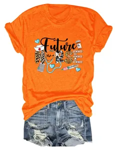 Vue détaillée de l'imprimé graphique Future Nurse sur un t-shirt orange pour femmes