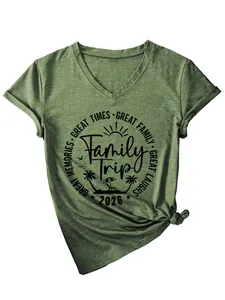 Detalle del estampado Family Trip 2026 en camiseta verde oliva con cuello en V y nudo
