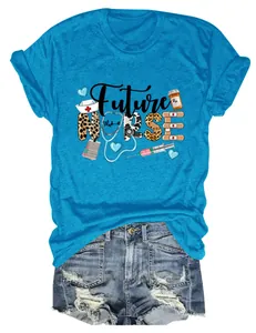 Vue détaillée du t-shirt bleu Future Nurse avec imprimé graphique médical