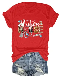 Ensemble t-shirt rouge imprimé Future Nurse et short en jean bleu délavé tendance